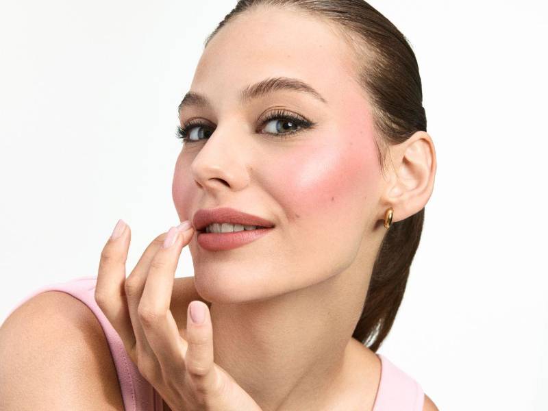 Adiós al efecto máscara: La nueva belleza líquida que usa Selena Gómez y Rihanna