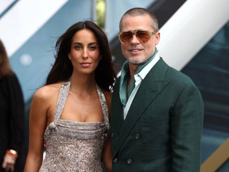 Brad Pitt, de 62 años, lleva desde 2022 en una relación con la diseñadora de joyasInés de Ramón, de 33, pero quienes lo rodean aseguran que no habrá boda.