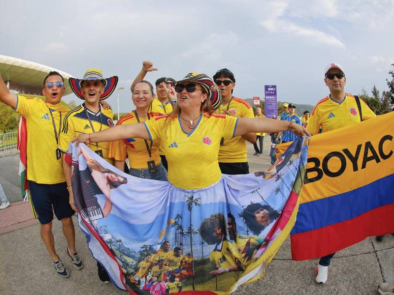 Aficionados colombianos y congoleses tiñen de amarillo, rojo y azul, las inmediaciones del Estadio Akron horas antes del duelo en el estadio Akron, en Guadalajara, México.