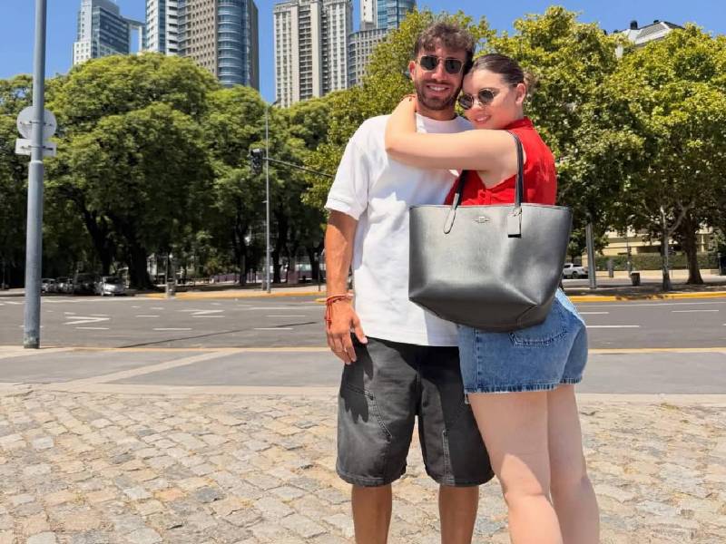El delantero argentino Agustín Auzmendi atraviesa un gran momento tanto en lo profesional como en lo personal junto a la hondureña Cecilia García.