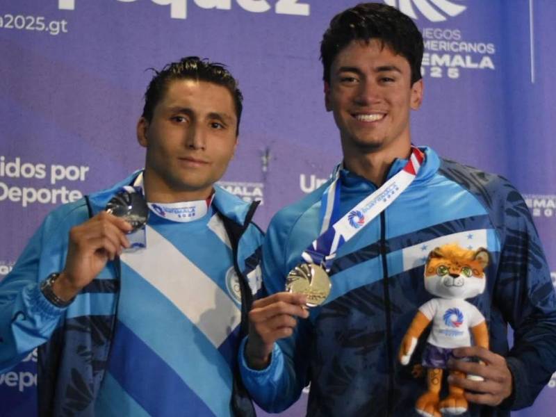 Hondureños posando con sus medallas: Sebastián Serafeim (Plata) y Gabriel Martínez (Oro).