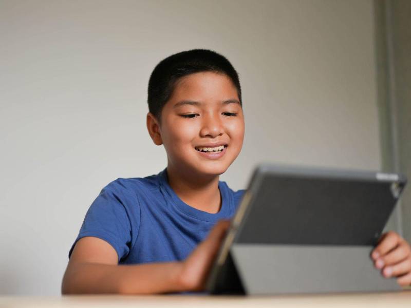 Los niños también pueden forjar el hábito de leer recurrentemente si tienen la guía adecuada en casa.