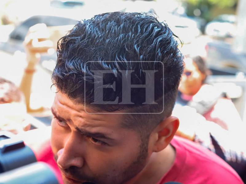 Daniel Antonio Meraz, acusado por la muerte de Elvia Mercedes Gómez López, una enfermera que era su pareja, se entregó este martes a agentes de la DPI en Villanueva, Cortés, tras negociar para que no le dispararan al ubicarlo. Así fue su entrega a las autoridades.