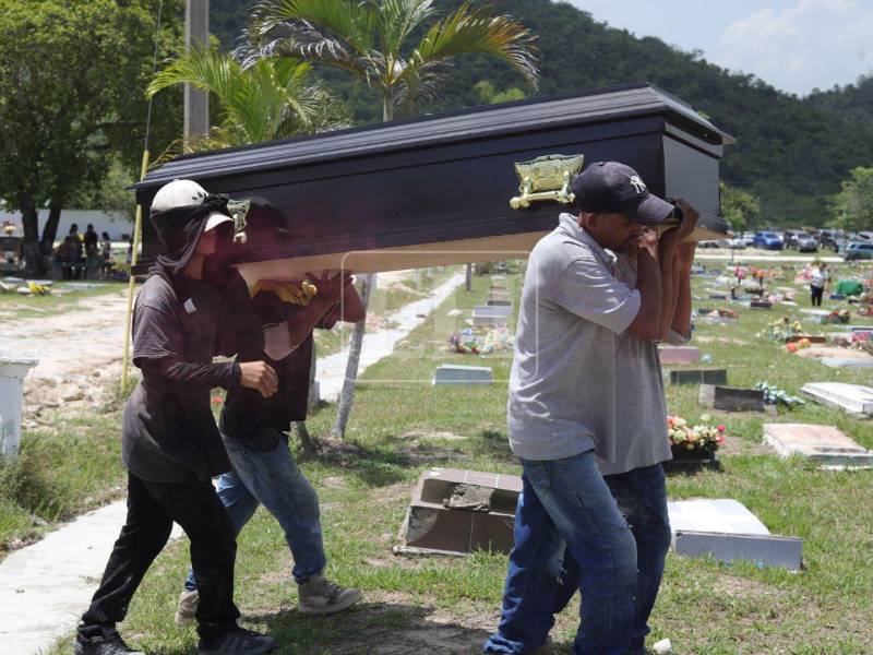 El estudiante de Derecho asesinado en San Pedro Sula el pasado martes 11 de agosto, al interior de un bufete, fue sepultado este jueves 13 de agosto.
