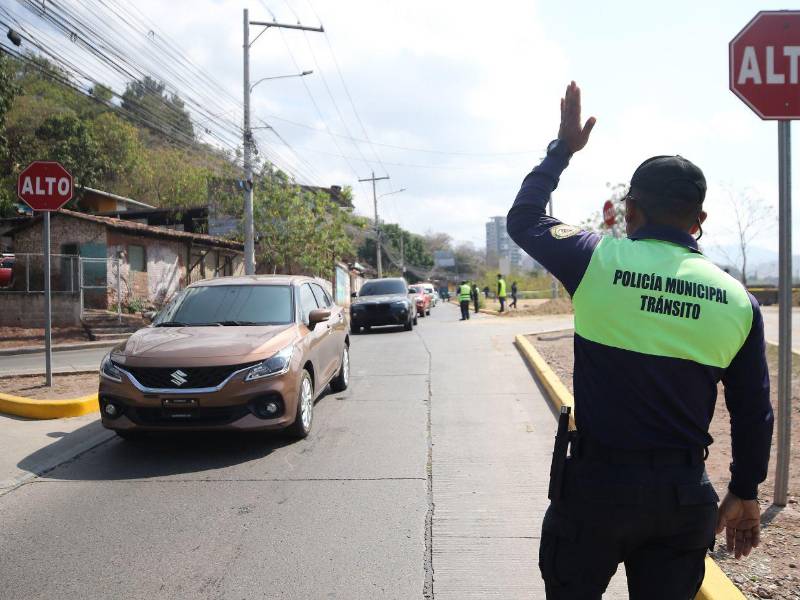La asistencia policial de la AMDC es vital para agilizar el tráfico y para las personas que desconocen que hubo una interrupción en el paso a desnivel.