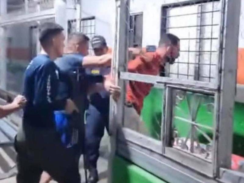 Uno de los privados de libertad capturado y entregado a agentes del Instituto Nacional Penitenciario.