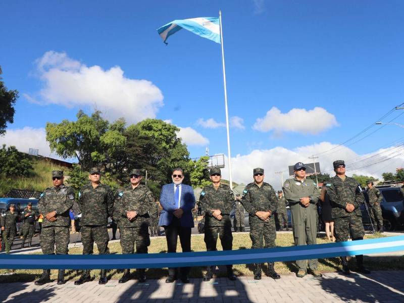 A nivel de las Fuerzas Armadas, la cúpula que impulsa Roosevelt Hernández amenaza con incrementar la crisis dentro de la institución.