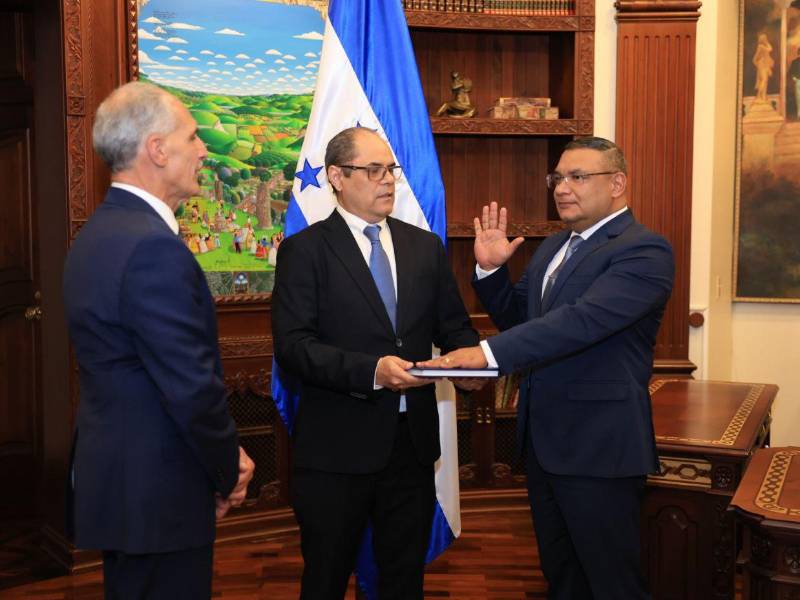 El presidente de la República, Nasry Asfura, le tomó la promesa de ley y juramentó a José Antonio Mendoza como Comisionado Presidencial para el Fortalecimiento Municipal y Descentralización.