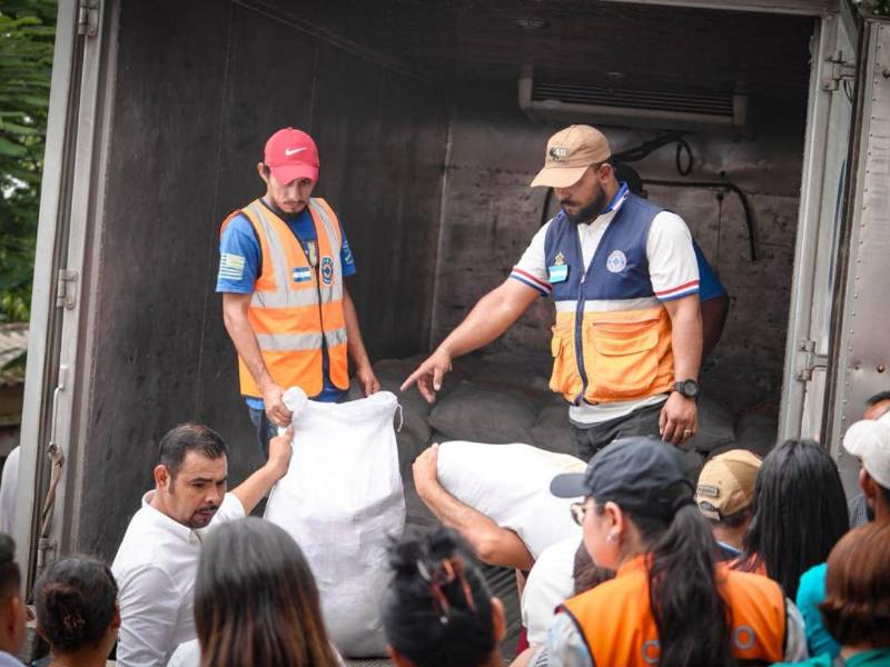 Decenas de familias que viven en el municipio de San Antonio de Flores, en El Paraíso fueron beneficiados con la entrega de raciones de alimentos que Copeco llevó.