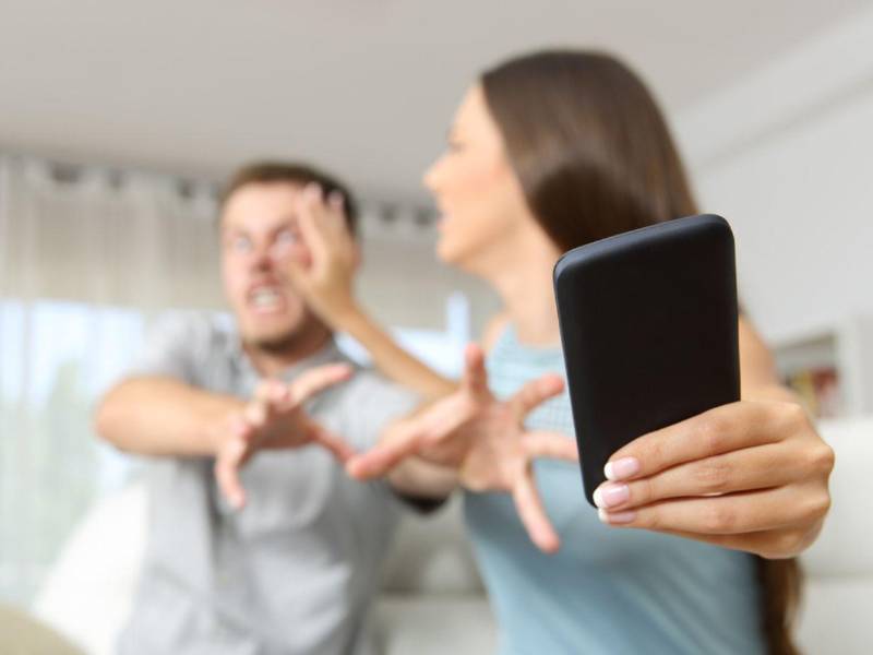 En sociedades donde la vida privada suele mezclarse con lo social y lo familiar, el impacto emocional de lo que ocurre en línea puede ser especialmente intenso.