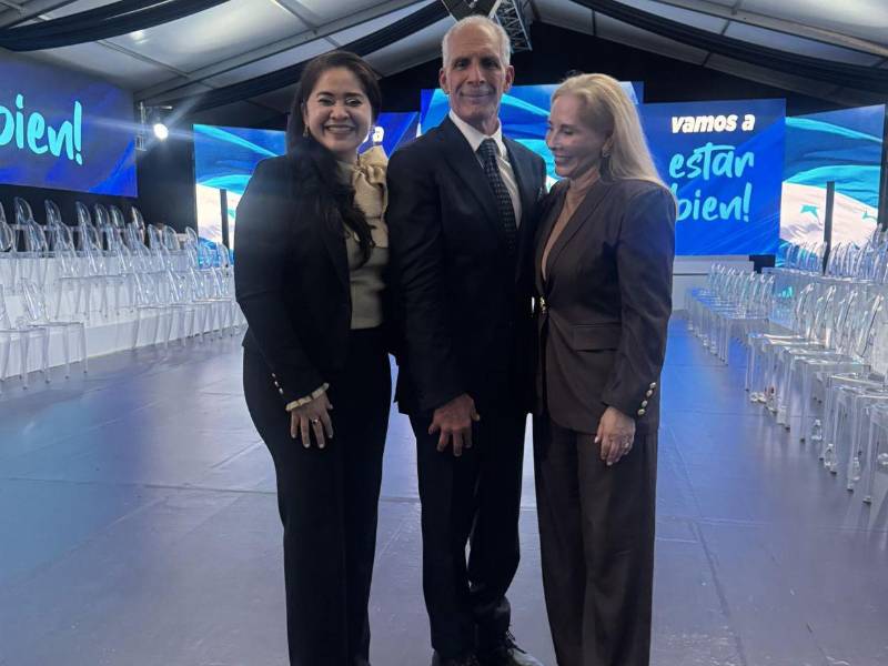 La designada junto al presidente Asfura y la primera dama Lissette del Cid Fernández