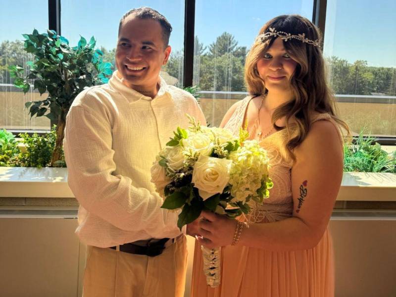 Lo que inició como una sorpresa de boda terminó en una separación por ICE, luego de que Bryan José Rojas Galofre, un inmigrante venezolano con solicitud de asilo pendiente, fuera detenido tras un viaje en Estados Unidos para conocer al presidente Donald Trump. ¿Qué pasó?