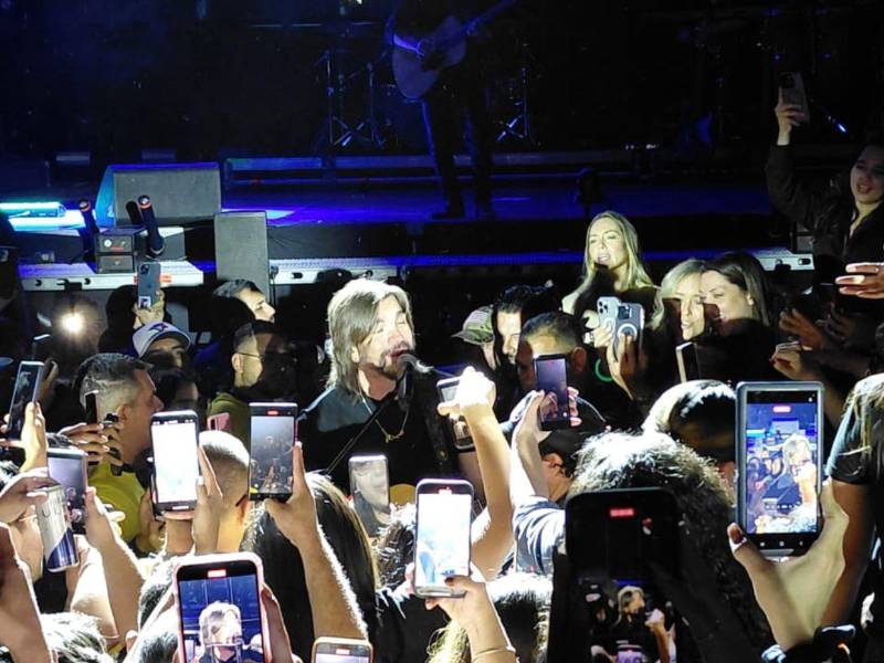 Juanes sorprende a la audiencia al bajar del escenario para cantar junto a sus fans.