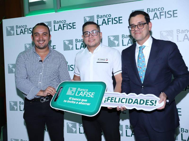 Banco LAFISE entrega Toyota Raize 2025 al ganador de la promoción “El banco que te invita a ahorrar”