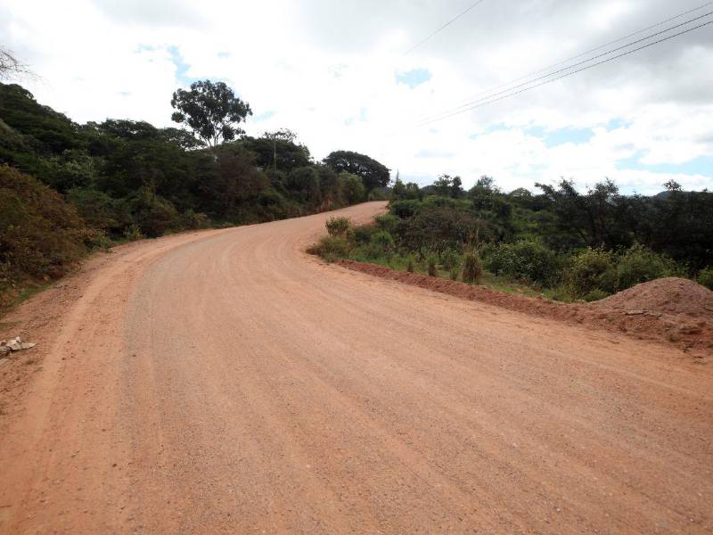 Vecinos de Azacualpa y El Suntule reclamaron que la alcaldía dejó botada la carretera que prometió.