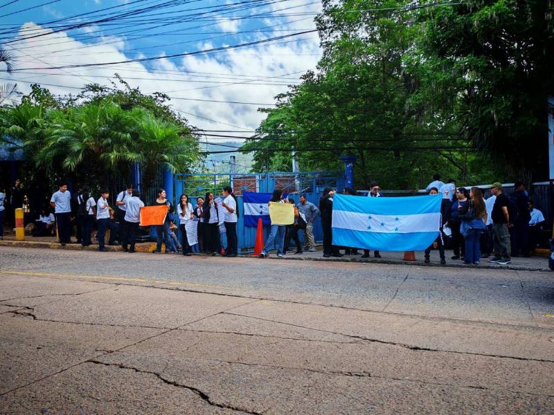 La Escuela Nacional de Música permanece sin clases luego de que padres de familia protestaran por el retiro de personal del centro.