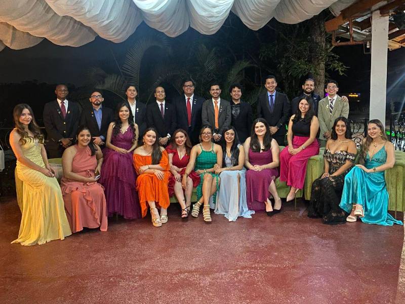 Socios e invitados del Club Rotaract de Tegucigalpa posaron juntos al final de los actos protocolarios de la noche.