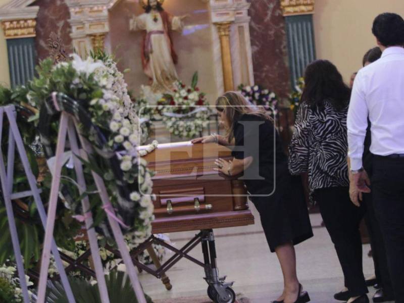 Recuerdos, llanto, dolor y resignación se sintió en la Basílica Menor de Suyapa durante la misa de exequias al reconocido y querido empresario Emilio Larach.