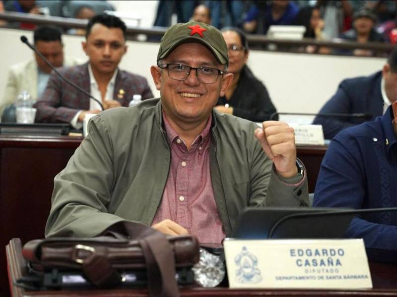 Entre 2023 y 2026, el diputado Edgardo Casaña fue beneficiado en Santa Bárbara con dos plazas: una como docente y otra con el cargo inventado de jefe de sección departamental.
