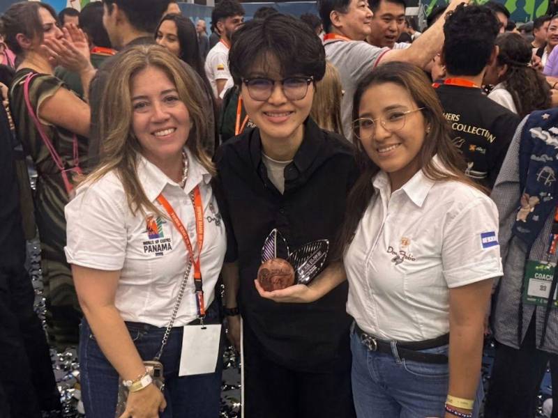 Natalia Murillo Bendeck, junto Jane Kawinaart (5ª mejor barista del mundo), y Miriam Pérez.