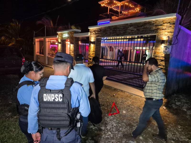 Autoridades policiales resguardaron la zona para iniciar las investigaciones correspondientes.