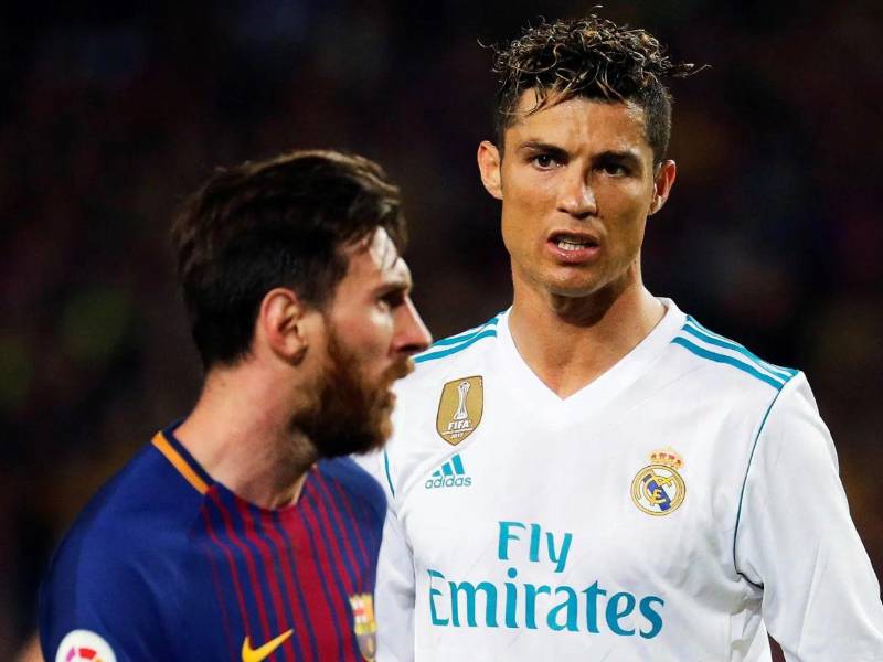 Cristiano Ronaldo y Messi durante un clásico entre Real Madrid y Barcelona.