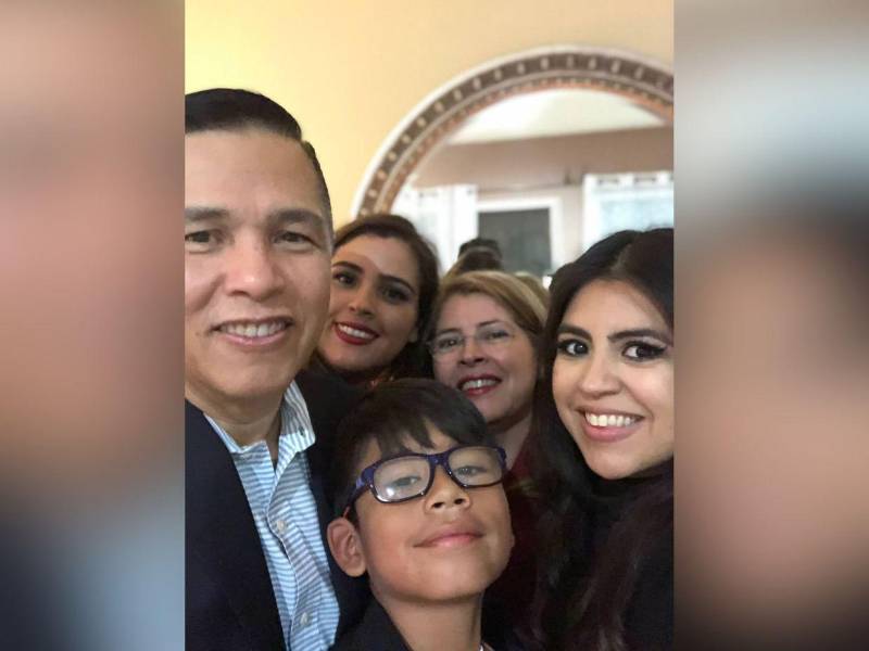 Mauricio junto a su esposa e hijos, su refugio, su mayor motivo de gratitud y el amor que da sentido a buena parte de su vida.
