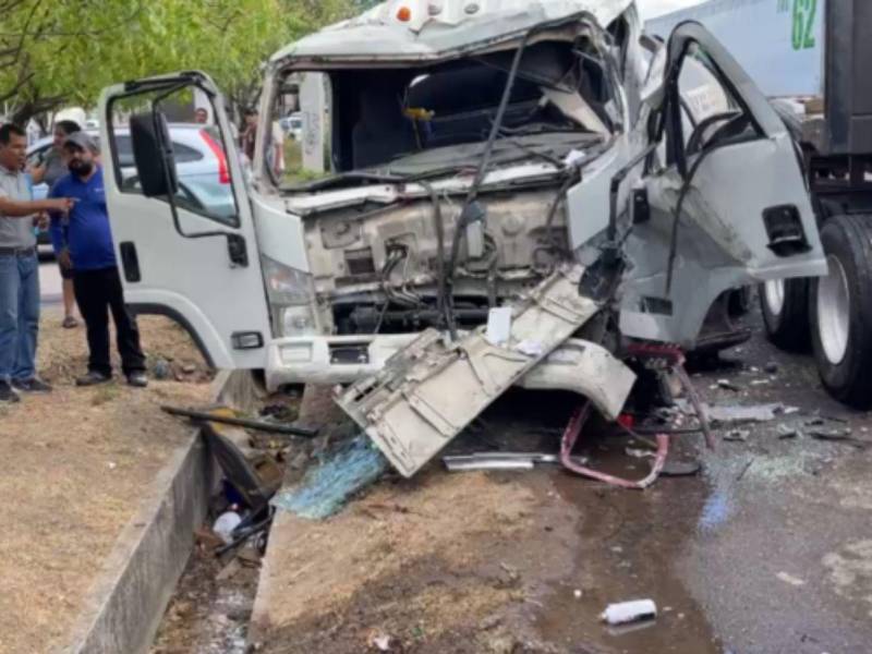 Así quedó el cabezal de la rastra tras el accidente.