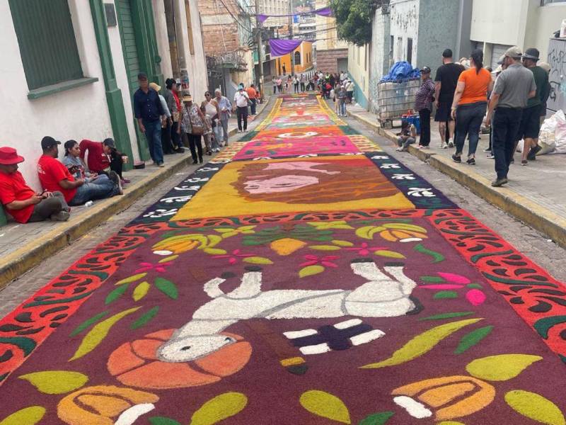 Con más de mil quintales de aserrín y 14 colores preparados, la capital se alista para recibir a miles de visitantes en la tradicional exhibición de alfombras de Semana Santa.