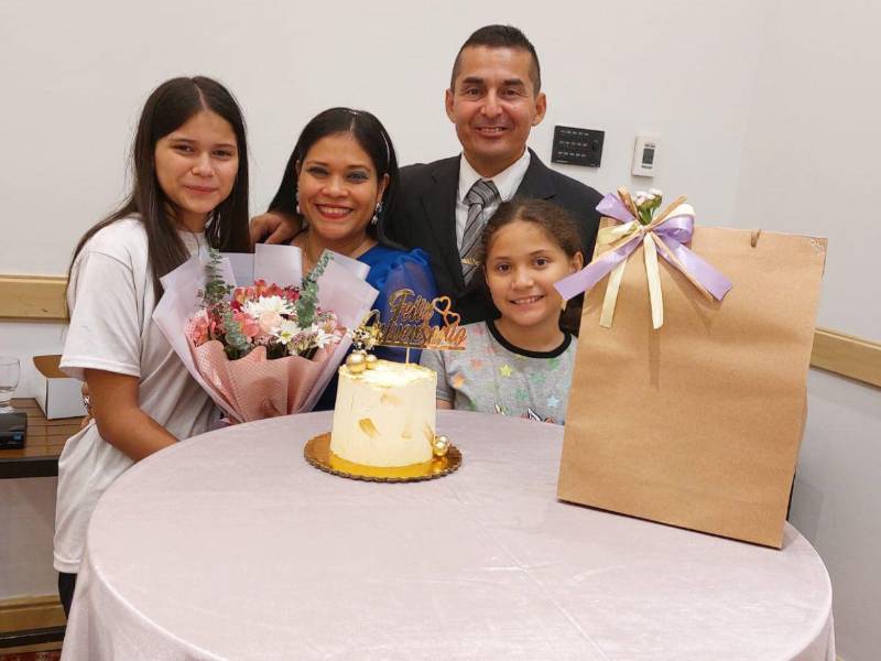 En esta fotografía aparece junto a su esposa Jessica Palma y sus hijas Tábatha y Karen Madrid. Junto a su familia comparten testimonios de vida y agradecen a Dios por las bendiciones recibidas.