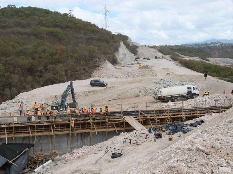 La construcción de la caja puente forma parte de los trabajos que avanzan en el proyecto vial de la zona sur de Tegucigalpa. El proyecto denominado Libramiento Anillo Periférico-CA-5 Sur contempla una inversión de 57.7 millones de dólares.