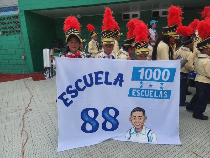 La figura de Shin Fujiyama fue resaltada por la comunidad educativa de Ocote Hueco, Lepaterique, en agradecimiento por su apoyo a la construcción de la escuela, una obra que ha contribuido a mejorar las condiciones de aprendizaje de los estudiantes.