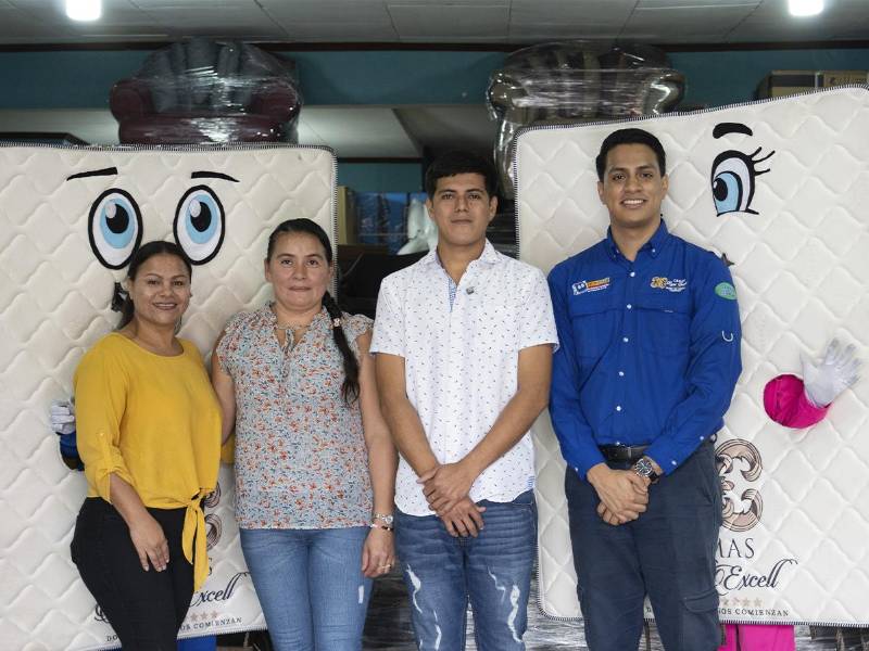 ¡Comercial Jackeline en Cuyamel, Cortés felicita a los felices ganadores de las camas Royal Excell del mes de noviembre!