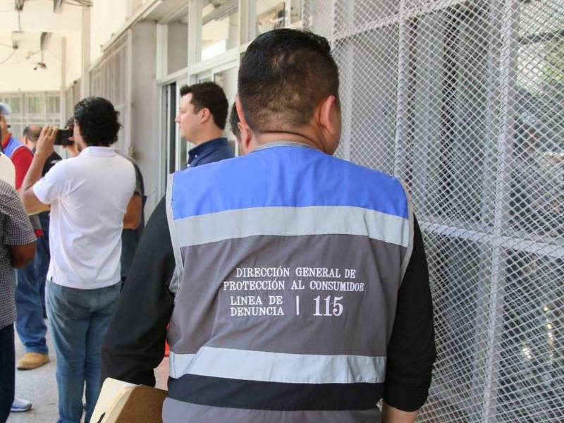 La Dirección General de Protección al Consumidor habilitó la línea telefónica gratuita 115 para reportar a los establecimientos comerciales que operan como clínicas y engañan a pacientes con falsos diagnósticos.
