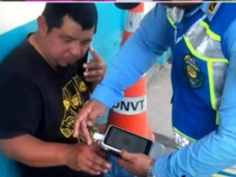 El hecho ocurrió la mañana del pasado domingo -15 de marzo- en el tramo carretero que atraviesa la aldea La Garroba, cuando el imputado presuntamente perdió el control del vehículo que conducía.