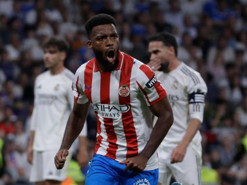 Lemar celebra el gol del empate ante el desconcierto de los jugadores del Real Madrid.