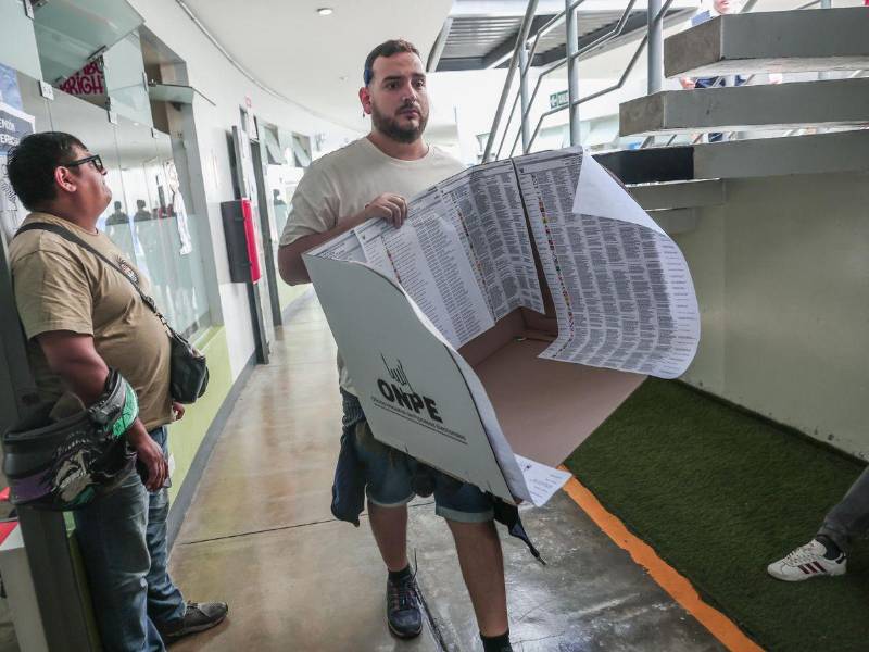 Algunos de los centros de votación más importantes de las elecciones generales de Perú, por la cantidad de electores que concentran, están experimentando retrasos para instalar las mesas y recibir votantes, en algunos casos por la falta de material electoral.