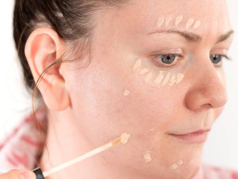 Para un acabado fresco, use corrector en puntos clave y selle las ojeras con polvos translúcidos.