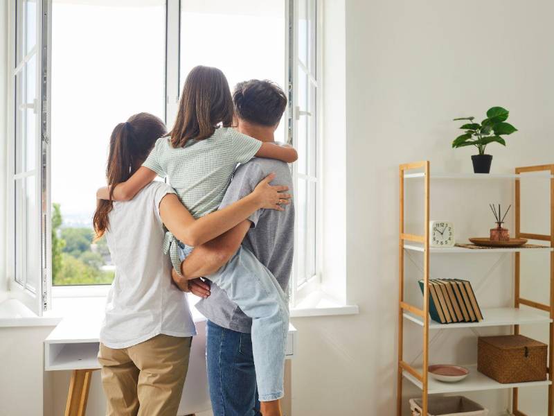 Cuando los niños observan que ambos integrantes de la pareja colaboran, dialogan y comparten responsabilidades, comprenden que una familia funciona mejor cuando todos aportan según sus posibilidades y capacidades.