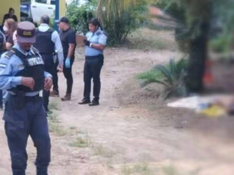 Los agentes policiales llegaron a un potrero ubicado en la aldea El Naranjo, constatando que dos de las tres víctimas ya estaban muertas.