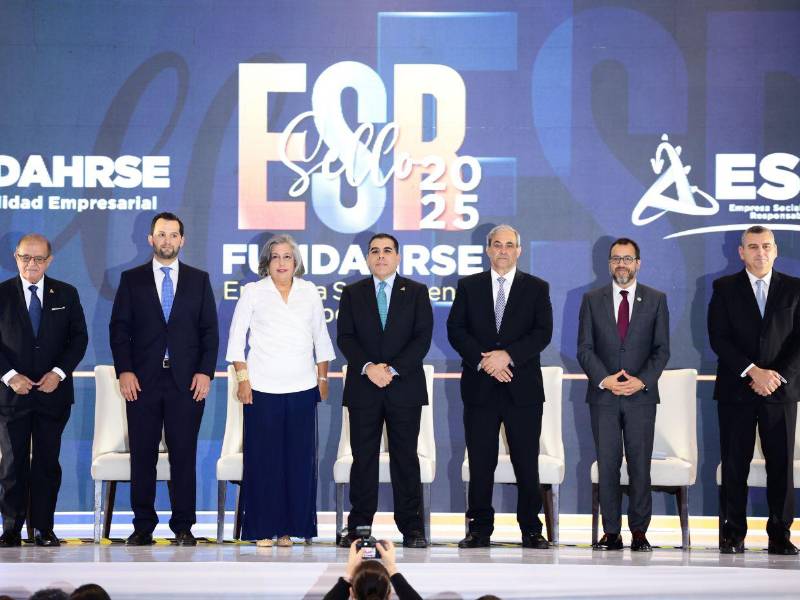 Alberto Díaz Lobo, Miguel Medina, Anabel Gallardo, Mario R. Faraj, Karim Qubain, Alejandro Álvarez y Figmy Farid Kattum.