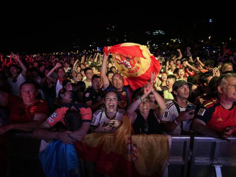 DEPORTES. Aficionados españoles reunidos en el Parc del Forum de Barcelona, celebran el gol de Ferran Torres durante la retransmisión de la final del Mundial 2026, con el que España le ganó en el extra tiempo a Argentina 1-0 y se coronó campeón.