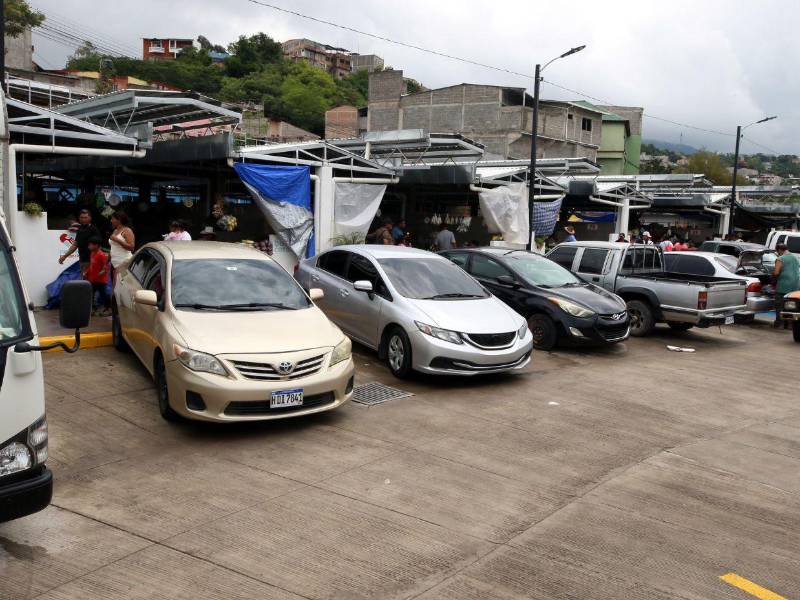 La Alcaldía pretende cobrar 10 lempiras por hora a los clientes que estacionen en el parqueo de la Feria de Villa Nueva.