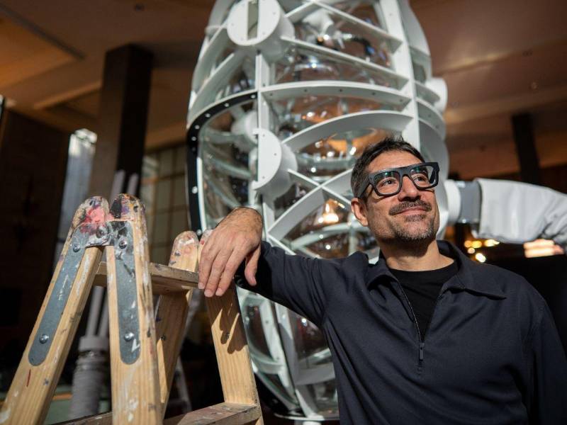 El artista Solimán López durante la presentación de la exposición Aeolia que permitirá a los visitantes reescribir pasajes del Quijote desde perspectivas ecológicas, de género o distópicas, este miércoles en el Instituto Cervantes de Madrid.