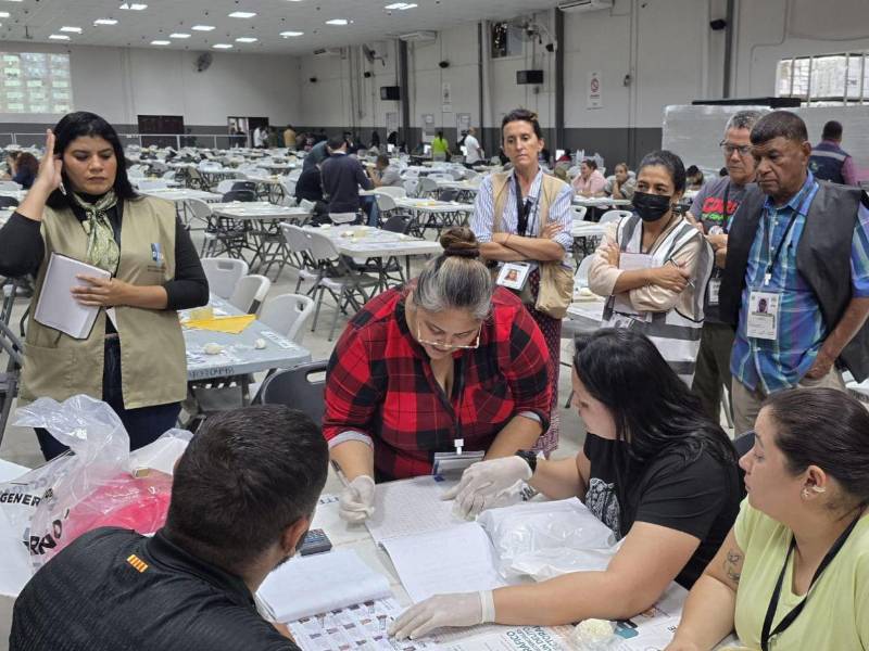 El escrutinio especial de las actas de cierre con inconsistencias inició este jueves 18 de diciembre en el Centro Logístico Electoral (CLE).