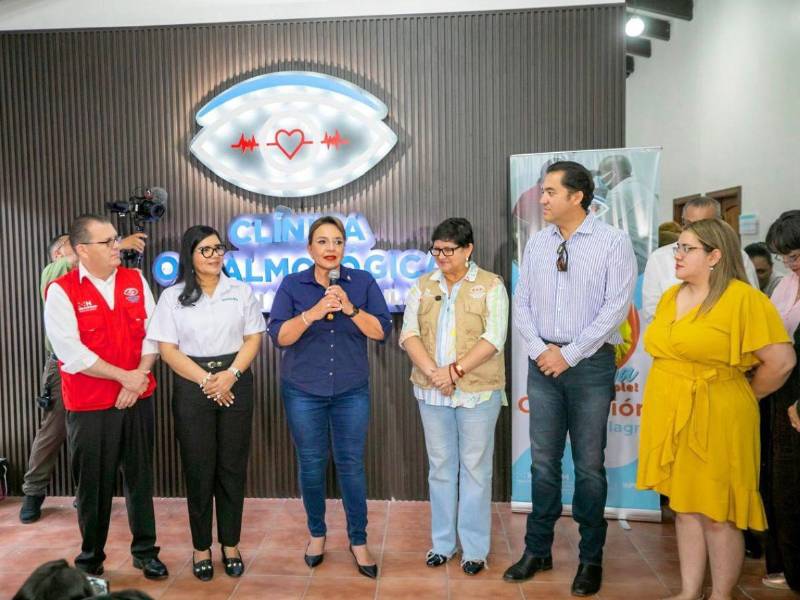La presidente Xiomara Castro durante la inauguración de la quinta clínica oftalmológica gratuita en SPS.