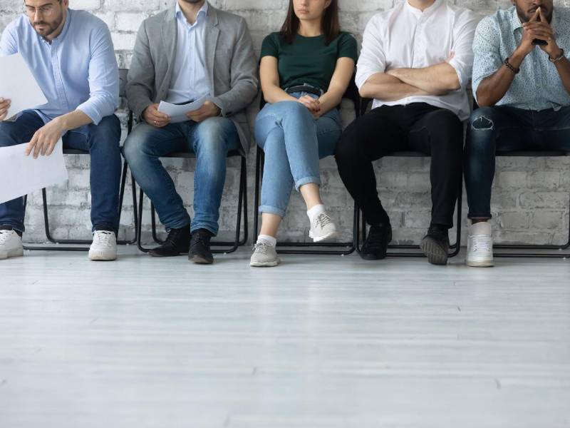 1. Deberías... prepararte a fondo sin dejar cabos sueltos. Investiga a fondo sobre la empresa, su cultura, misión y valores. Conocer sus productos y servicios es clave, pero lo más importante es entender su visión y estrategia. Evita ir a una entrevista sin haberte preparado lo suficiente, ni tener un conocimiento básico de la compañía”, recomienda Samuel Pimentel, cazatalentos del área ejecutiva.