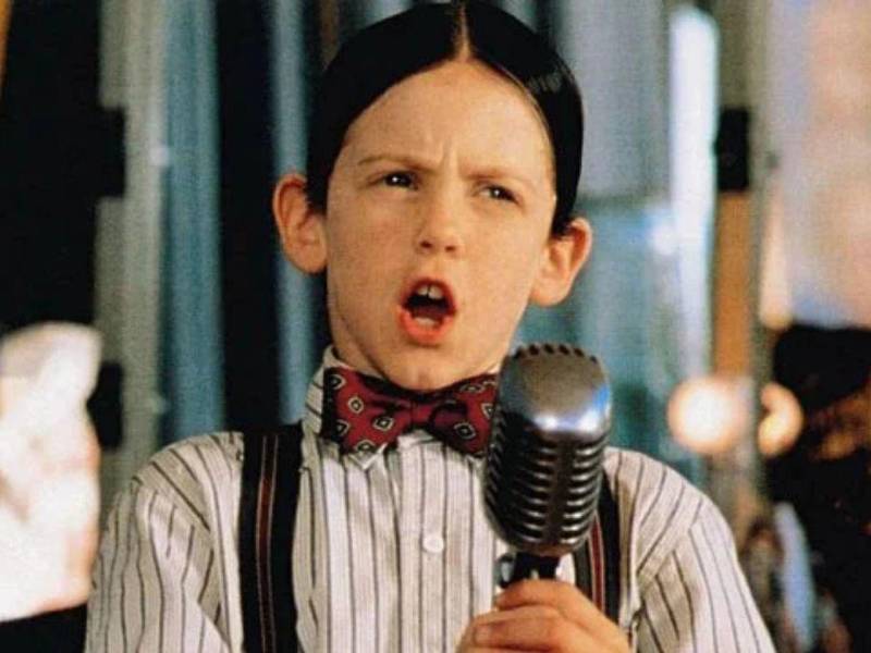 Bug Hall, conocido por su papel que dio vida al actor Alfalfa en la película Los Pequeños Traviesos, le ha dado un giro a su vida y ha hecho un voto de pobreza y se ha declarado como un extremista católico. Así es su vida.
