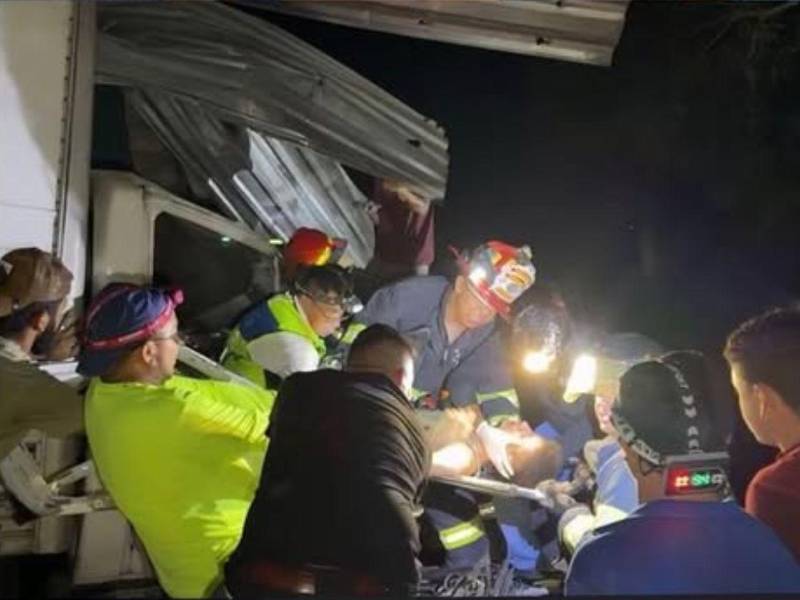Además de los ocupantes del camión, tres personas que se encontraban dentro de la vivienda resultaron heridas tras el impacto.