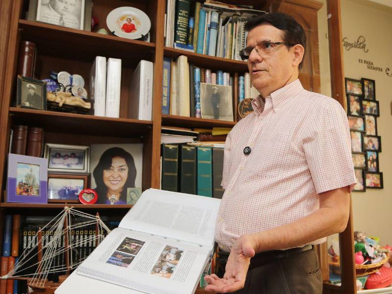 José Manuel Matheu hojea con orgullo un ejemplar de Páginas para mis hijos<b></b>, el manuscrito personal e íntimo donde ha documentado su vida, anécdotas y las memorias más profundas de su entorno familiar.